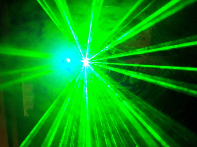 Dai sassi dal cavalcavia ai raggi laser contro gli aerei…